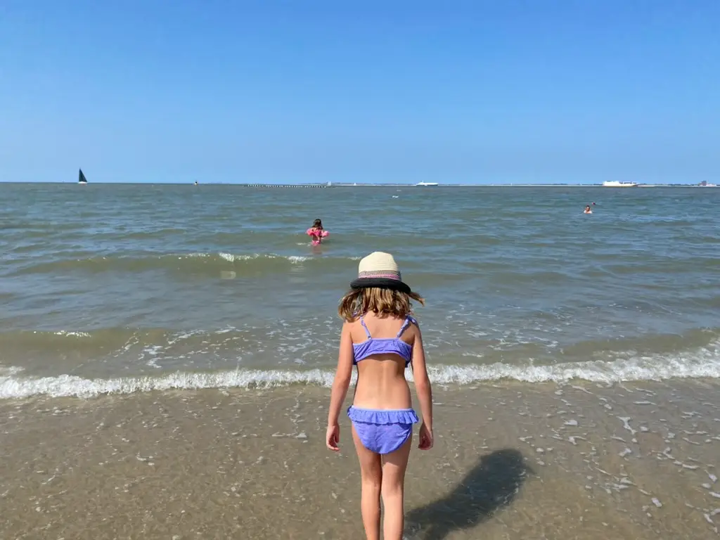 enfants marchant sur la plage